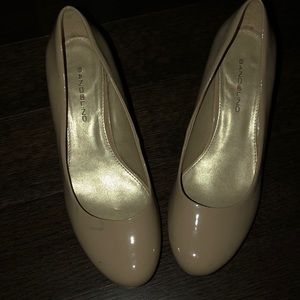 Nude pumps